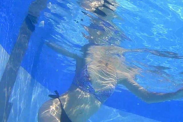 Swimmer with big nipple-slip.