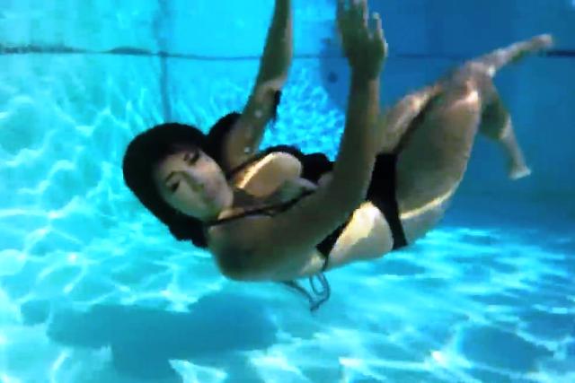 Underwater voyeur oops (thankks to PhotoProGuy) 